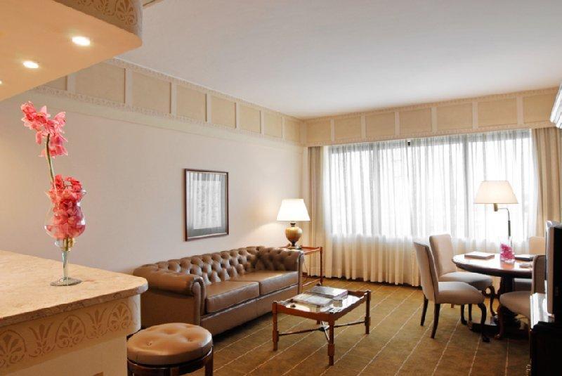 Hotel Transamerica סאו פאולו חדר תמונה A living room in a suite at the Ritz-Carlton, Boston