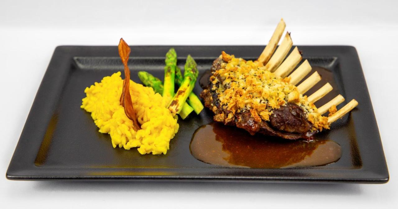 Hotel Transamerica סאו פאולו מראה חיצוני תמונה Rack of lamb with a crust of herbs and a yellow risotto